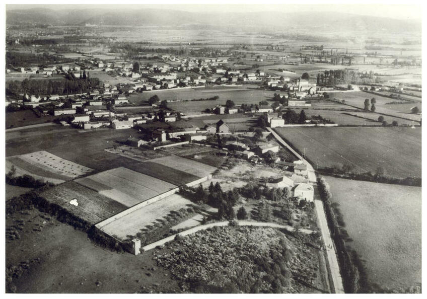  
     Vue aérienne de Tignieu-Jameyzieu, début du XXe siècle.   
 
